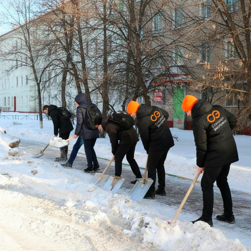 Уборка снега с крыш и территорий в Иркутске